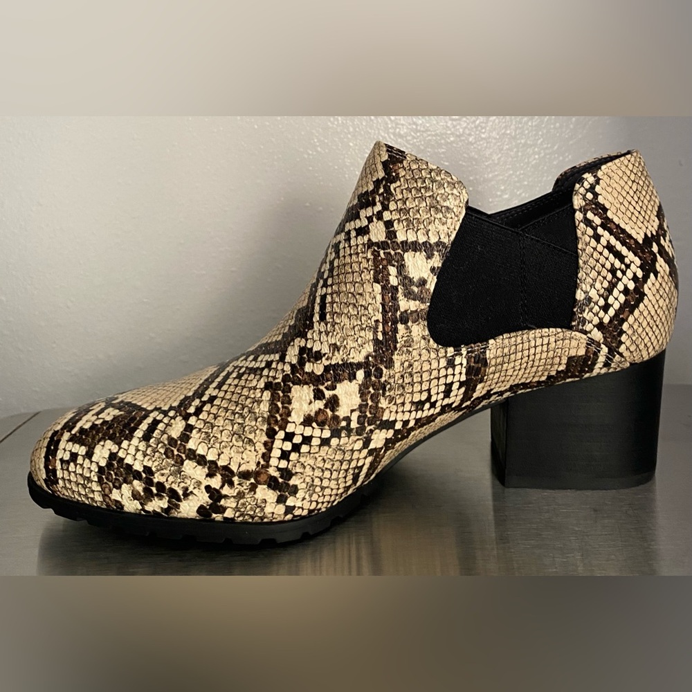 NWT-WOMENS VIONIC SNAKE DESIGN ANKLE BOOTIE 8-1/2 WIDE - Picture 6 of 15